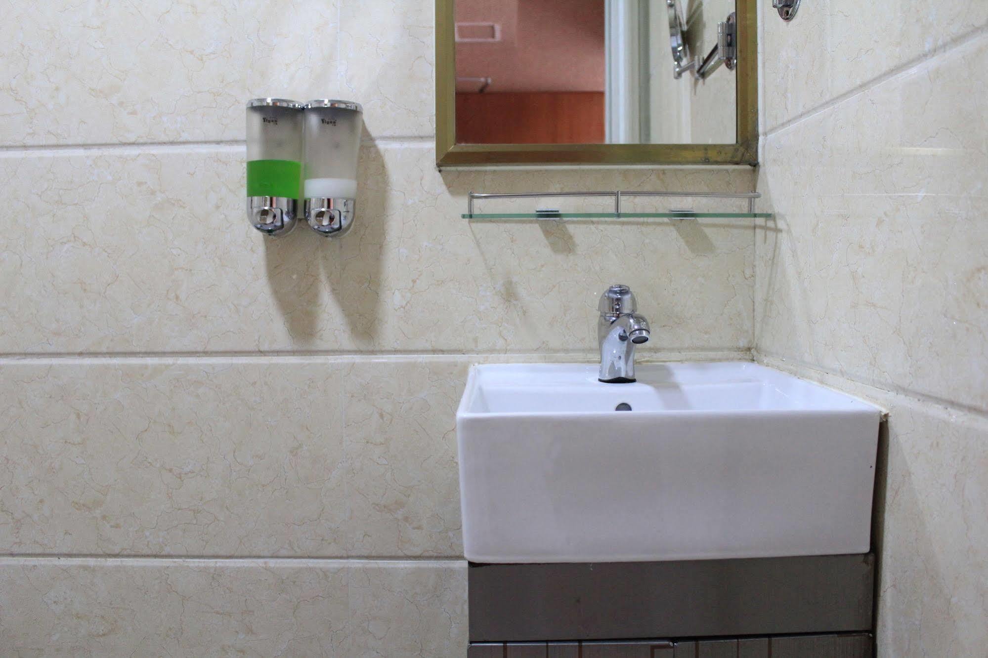Kamal Traveller Hostel Hong Kong Exterior photo