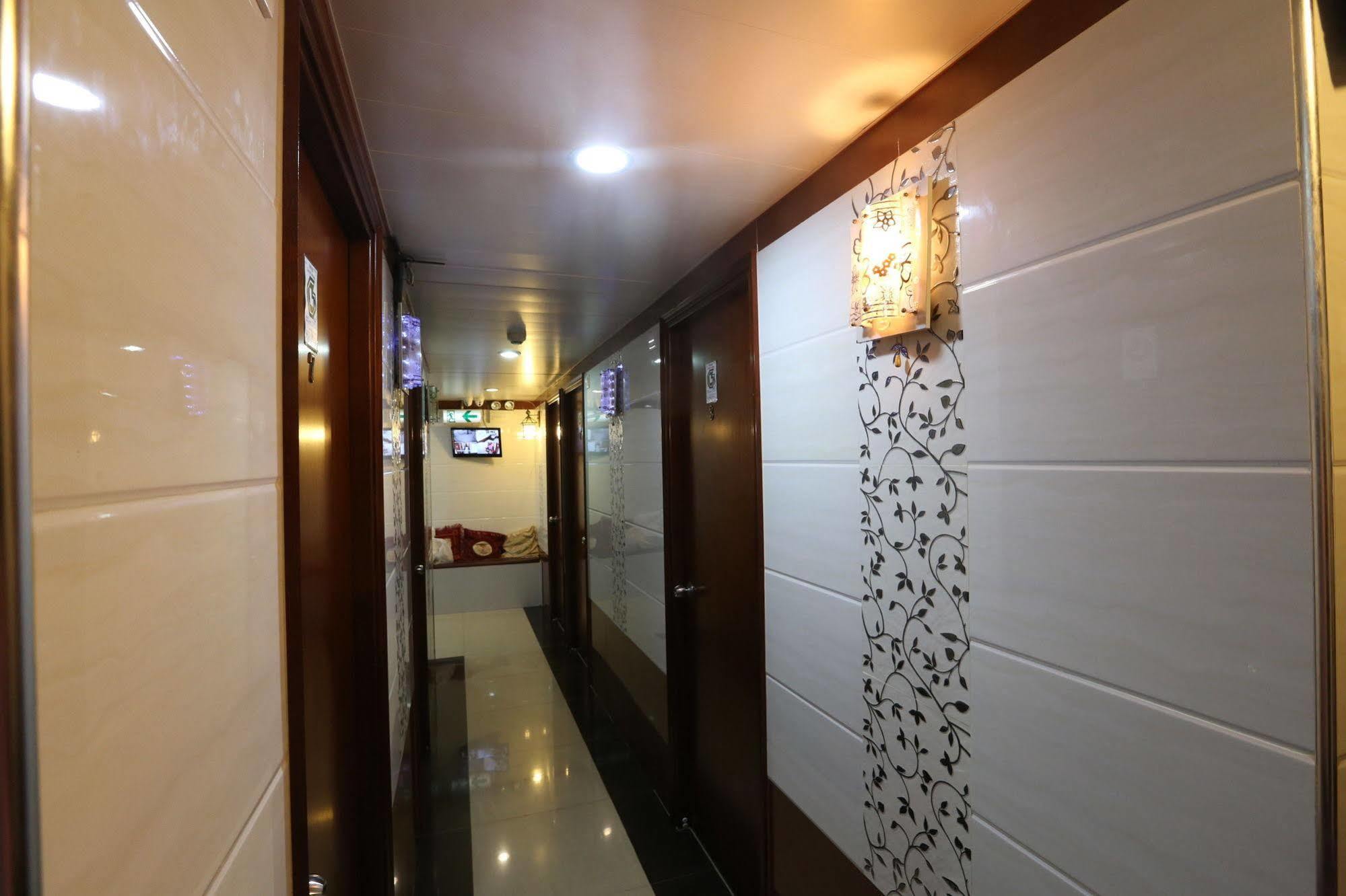 Kamal Traveller Hostel Hong Kong Exterior photo